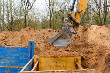 Metal siper destekli siper inşaatı duvarların çökmesini önler ve işçileri kurtarır..