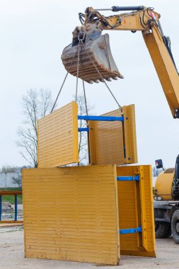 Metal siper duvarlarının korumak için destekler.