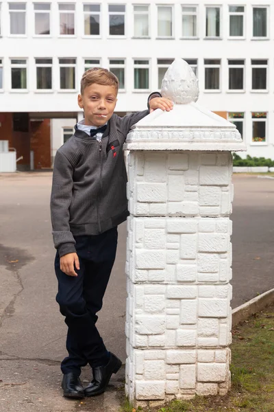 Krásný Osmiletý Chlapec Školní Uniformě Černé Kalhoty Bílá Košile Motýlkem — Stock fotografie