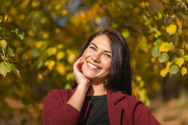 Ritratto Una Giovane Donna Gioiosa Che Gode Nel Parco Autunnale — Foto Stock