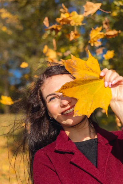 Porträtt Glad Ung Kvinna Som Njuter Höstparken Vacker Brunett Flicka — Stockfoto