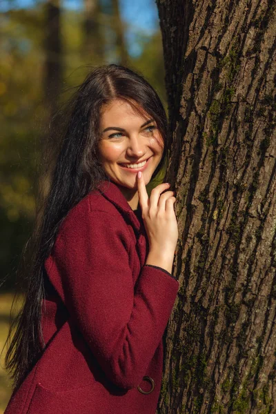 Retrato Una Joven Alegre Disfrutando Parque Otoño Hermosa Chica Morena —  Fotos de Stock