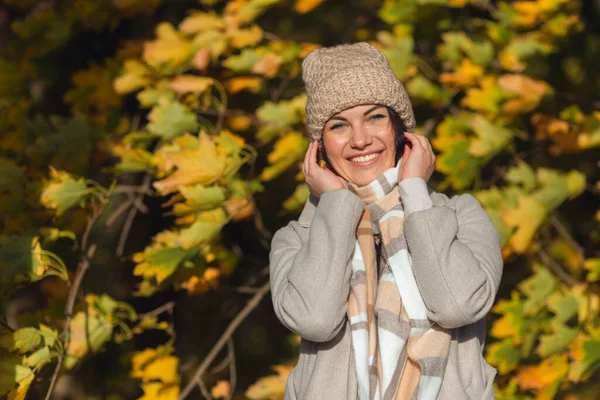Porträtt Glad Ung Kvinna Som Njuter Höstparken Vacker Brunett Flicka — Stockfoto