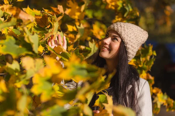 Ritratto Una Giovane Donna Gioiosa Che Gode Nel Parco Autunnale — Foto Stock