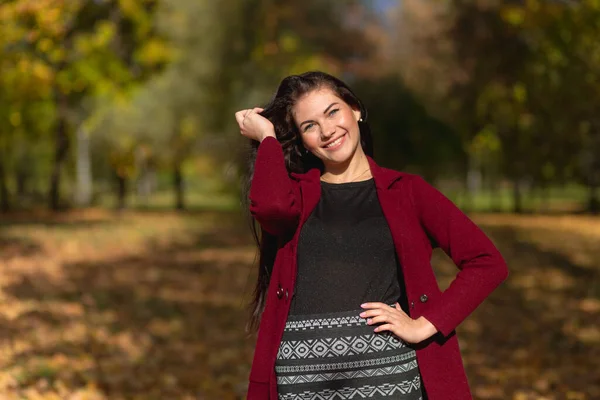 Πορτρέτο Μιας Χαρούμενης Νεαρής Γυναίκας Που Απολαμβάνει Στο Φθινοπωρινό Πάρκο — Φωτογραφία Αρχείου
