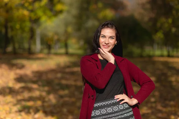 Sonbahar Parkında Eğlenen Neşeli Genç Bir Kadının Portresi Sonbahar Kırmızı — Stok fotoğraf