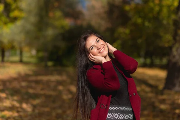 Sonbahar Parkında Eğlenen Neşeli Genç Bir Kadının Portresi Sonbahar Kırmızı — Stok fotoğraf