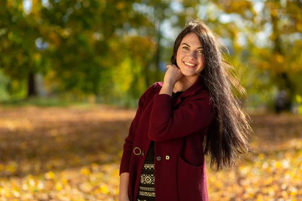 Sonbahar Parkında Eğlenen Neşeli Genç Bir Kadının Portresi Sonbahar Kırmızı — Stok fotoğraf