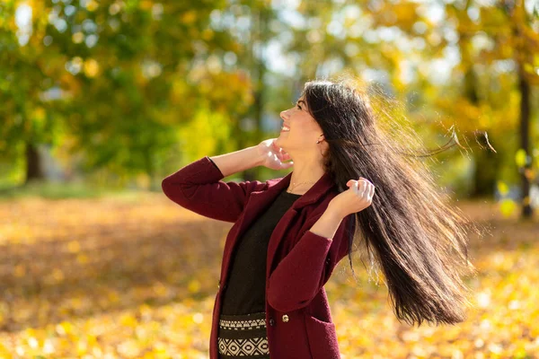 Portrait Une Jeune Femme Joyeuse Jouissant Dans Parc Automne Belle — Photo