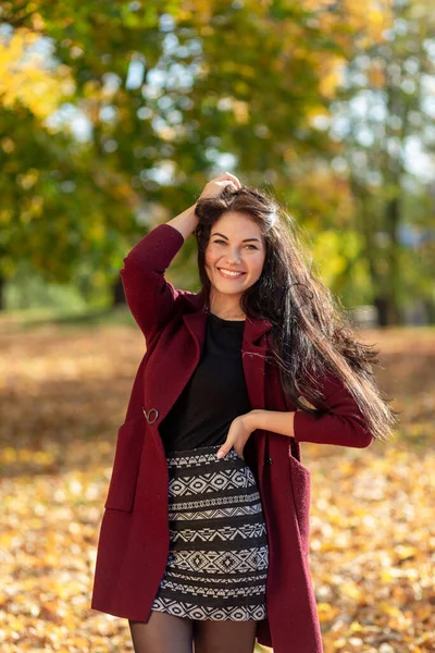 Retrato Uma Jovem Alegre Desfrutando Parque Outono Menina Morena Bonita — Fotografia de Stock