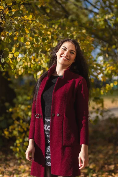 Portret Van Een Vrolijke Jonge Vrouw Die Geniet Het Herfstpark — Stockfoto