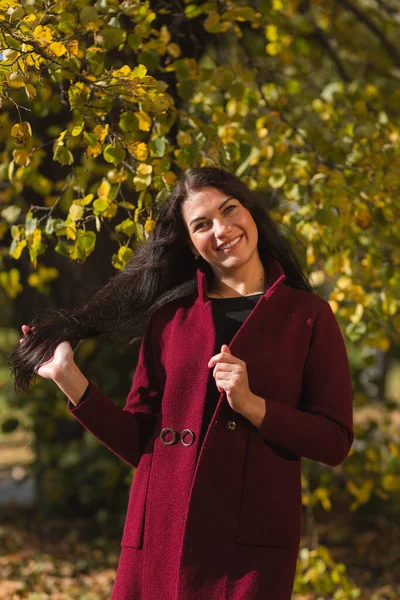 Retrato Una Joven Alegre Disfrutando Parque Otoño Hermosa Chica Morena —  Fotos de Stock