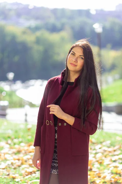 Retrato Una Joven Alegre Disfrutando Parque Otoño Hermosa Chica Morena —  Fotos de Stock