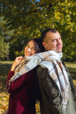 Doğada birlikte eğlenen sevimli bir çift. Bir erkek ve bir kız bir eşarpla birbirine bağlıdır. Tatiller, aşk, seyahat, turizm, ilişki ve flört kavramı.