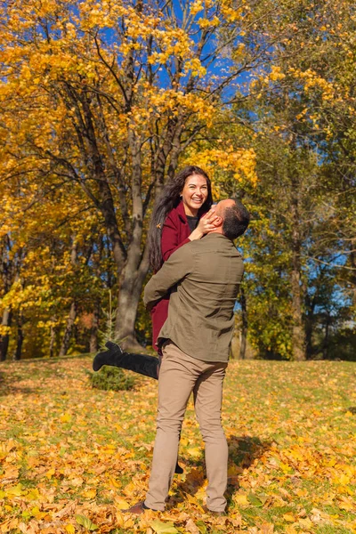 自然の中で一緒に楽しい時間を過ごす素敵なカップル ボーイフレンドはガールフレンドを腕に抱えている 関係と日付概念 — ストック写真