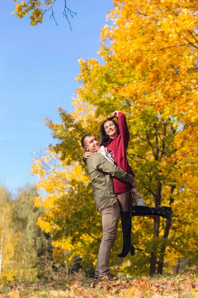 Hermosa Pareja Divirtiéndose Juntos Naturaleza Novio Llevando Novia Sus Brazos —  Fotos de Stock