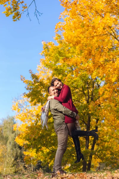 Lovely Couple Having Fun Together Nature Boyfriend Carrying His Girlfriend — Stock Photo, Image
