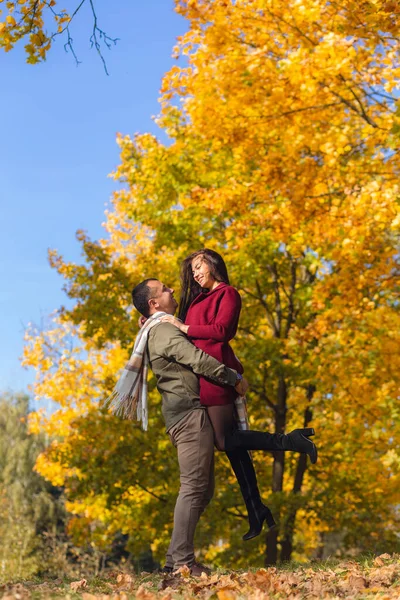 Hermosa Pareja Divirtiéndose Juntos Naturaleza Novio Llevando Novia Sus Brazos —  Fotos de Stock