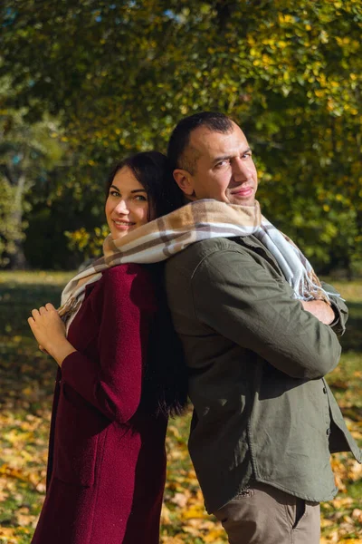 Casal Encantador Divertindo Juntos Natureza Tipo Uma Rapariga Estão Amarrados — Fotografia de Stock