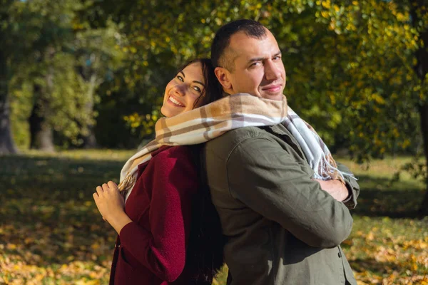 Hermosa Pareja Divirtiéndose Juntos Naturaleza Chico Una Chica Están Atados — Foto de Stock