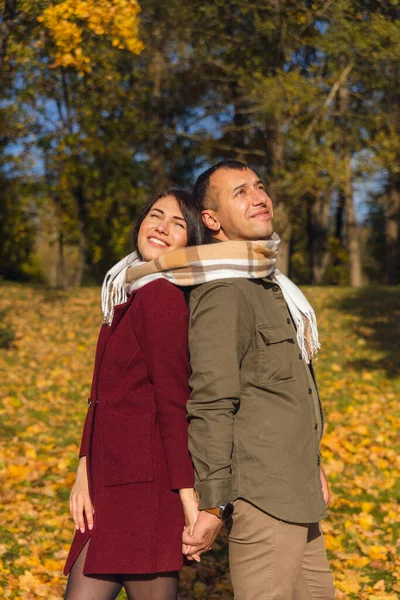 可爱的夫妇在大自然中一起玩乐 一个男人和一个女孩用一条围巾绑在一起 关系和约会概念 — 图库照片