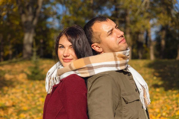 Casal Encantador Divertindo Juntos Natureza Tipo Uma Rapariga Estão Amarrados — Fotografia de Stock