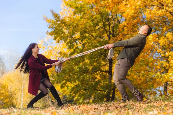 Hermosa Pareja Divirtiéndose Juntos Naturaleza Chico Una Chica Juegan Con — Foto de Stock