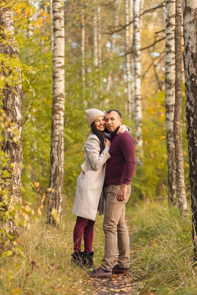 Härligt Par Som Har Roligt Tillsammans Naturen Ung Man Och — Stockfoto