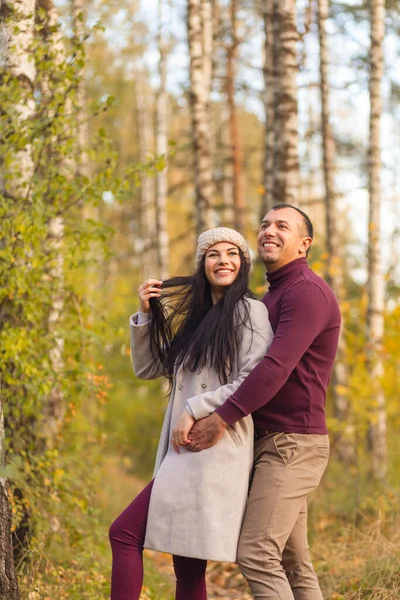 스러운 부부가 속에서 즐거운 시간을 보내고 있습니다 남녀가 가을에 자작나무 — 스톡 사진