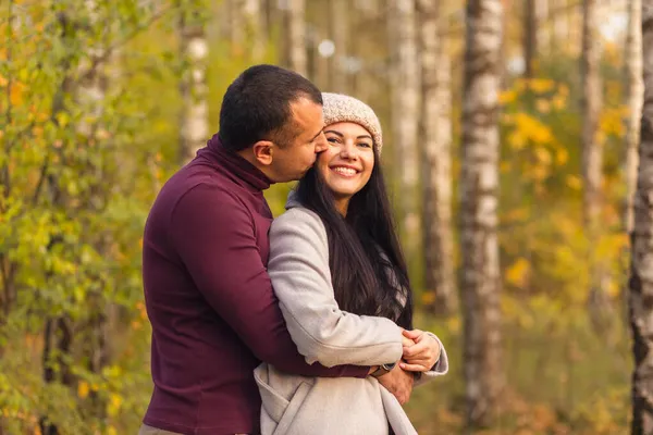 Casal Encantador Divertindo Juntos Natureza Jovem Uma Mulher Abraçar Posar — Fotografia de Stock