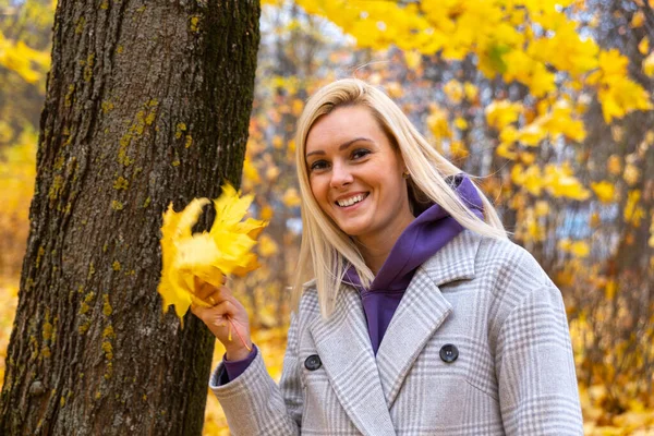 Portret Radosnej Młodej Kobiety Cieszącej Się Jesiennym Parkiem Piękna Blondynka — Zdjęcie stockowe