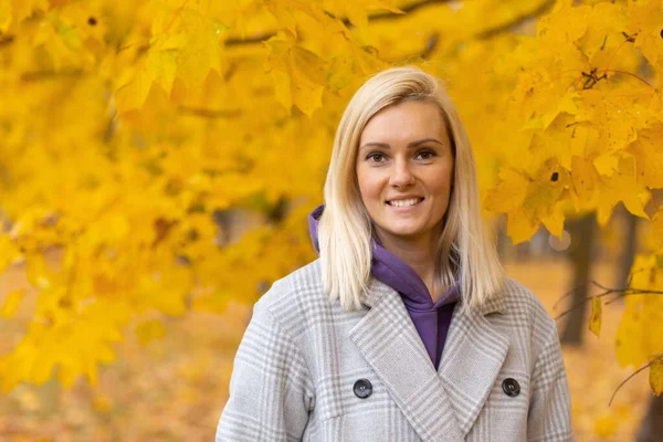 Portrait Joyful Young Woman Enjoying Autumn Park Beautiful Blonde Female — Stock Photo, Image