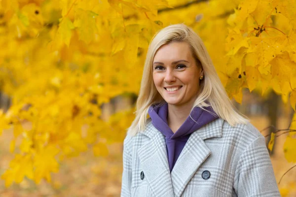 Portrait Une Jeune Femme Joyeuse Jouissant Dans Parc Automne Belle — Photo