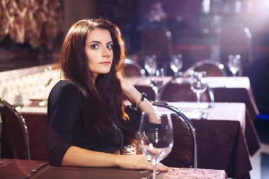 gece kulübünde güzel kadın