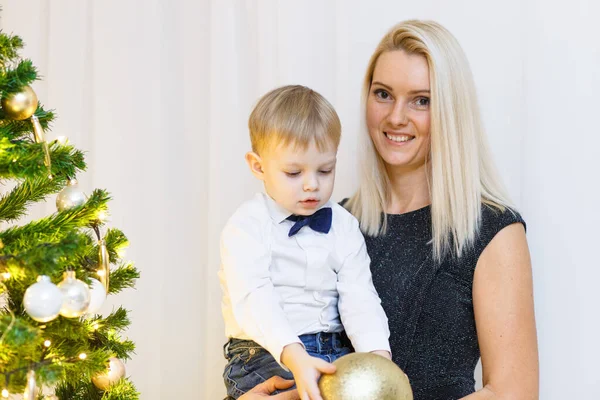 Madre Hijo Decorando Árbol Navidad Con Bolas Oro Juguetes Navidad —  Fotos de Stock