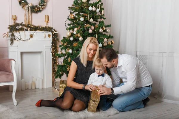 Feliz Familia Joven Celebrando Navidad Casa Niño Pequeño Recibió Regalo — Foto de Stock