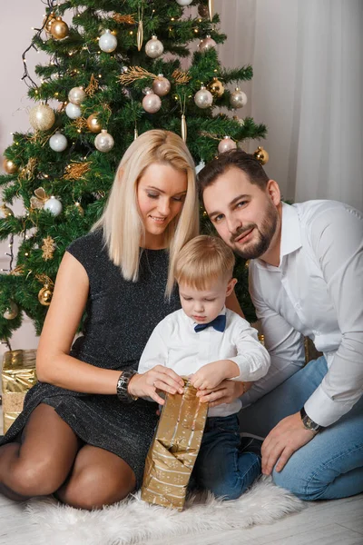 Šťastná Mladá Rodina Slaví Vánoce Doma Malý Chlapec Dostal Dar — Stock fotografie