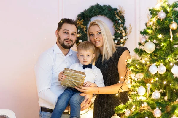 Glad Ung Familj Firar Jul Hemma Liten Pojke Fick Gåva — Stockfoto