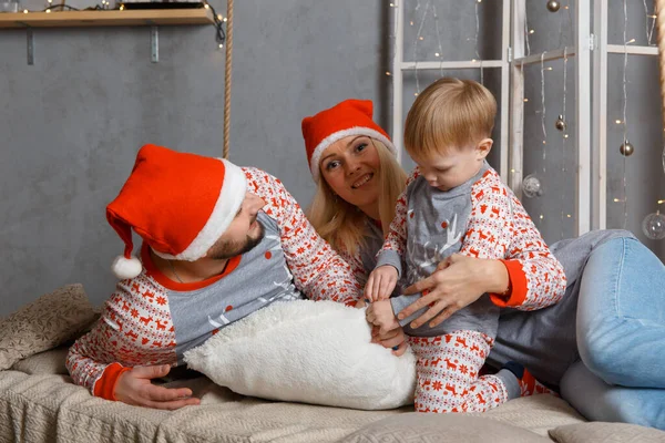 Glad Familj Nära Julgran Sovrummet Julfirande Hemma Mamma Pappa Och — Stockfoto