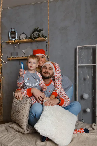 Glad Familj Nära Julgran Sovrummet Julfirande Hemma Mamma Pappa Och — Stockfoto