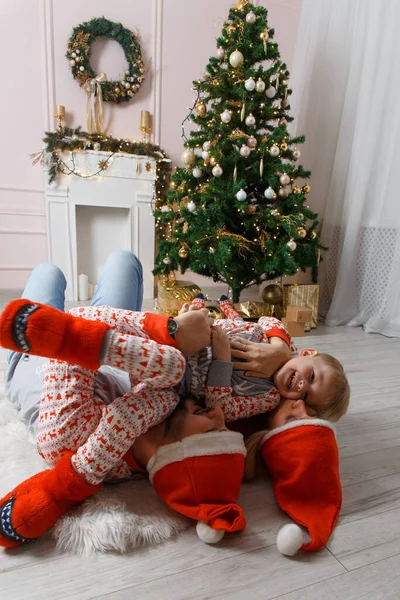 Gelukkige Familie Buurt Van Kerstboom Hebben Plezier Vloer Kerstfeest Thuis — Stockfoto