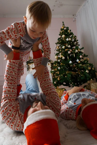Noel Ağacının Yanında Mutlu Bir Aile Yerde Eğleniyor Evde Noel — Stok fotoğraf