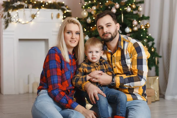 Glückliche Familie Der Nähe Des Weihnachtsbaums Mit Spaß Auf Dem — Stockfoto