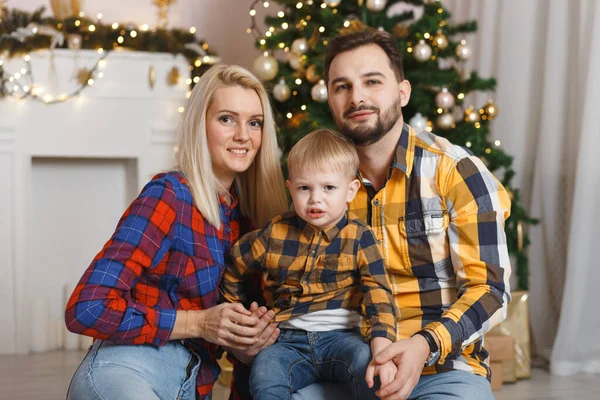Glad Familj Nära Julgranen Har Kul Golvet Julfirande Hemma Mamma — Stockfoto