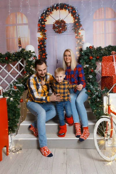 Familia Feliz Posando Porche Decorativo Celebración Navidad Casa Mamá Papá —  Fotos de Stock