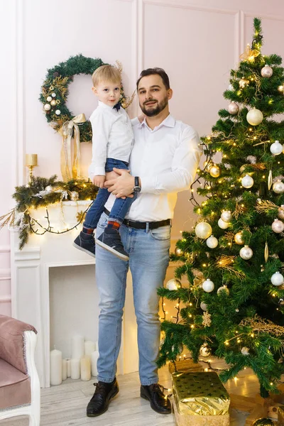 Happy Father Zoon Tegen Kerstboom Met Kerstballen Lichte Slinger Voor — Stockfoto