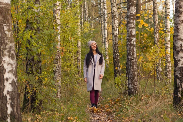 Ritratto Una Giovane Donna Gioiosa Che Gode Nel Parco Autunnale — Foto Stock