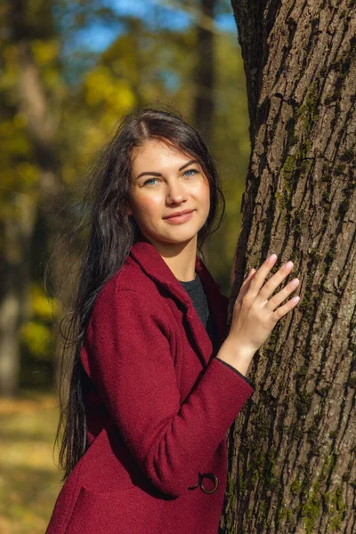 Portret Radosnej Młodej Kobiety Cieszącej Się Jesiennym Parku Piękna Brunetka — Zdjęcie stockowe