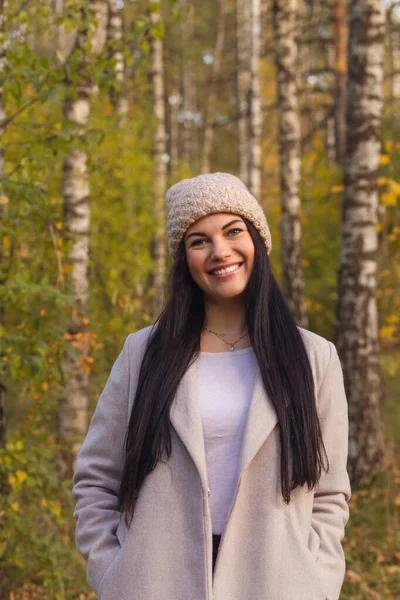 Retrato Uma Jovem Alegre Desfrutando Parque Outono Menina Morena Bonita — Fotografia de Stock