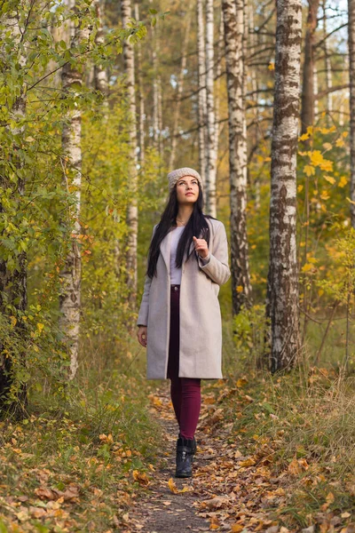 Porträtt Glad Ung Kvinna Som Njuter Höstparken Vacker Brunett Flicka — Stockfoto